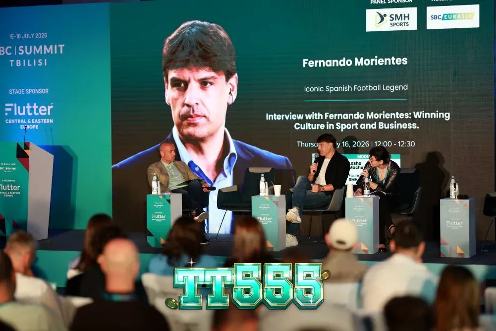 Participantes em rede no SBC Summit Tbilisi